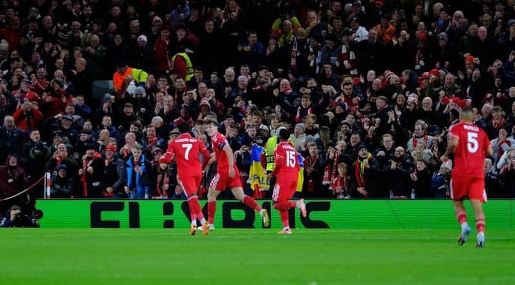 ראיין ייטס חוגג עם חבריו