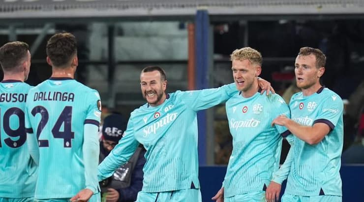 שחקני בולוניה חוגגים יתרון