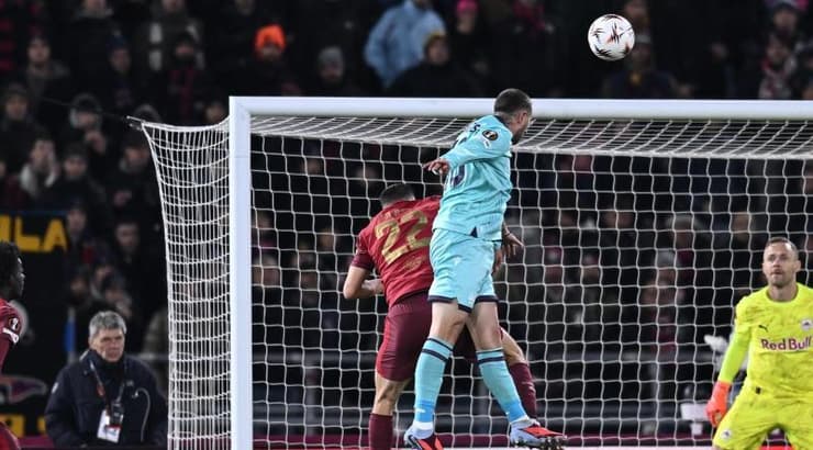 פדריקו ברנרדסקי עולה לנגיחה שהסתיימה בשער