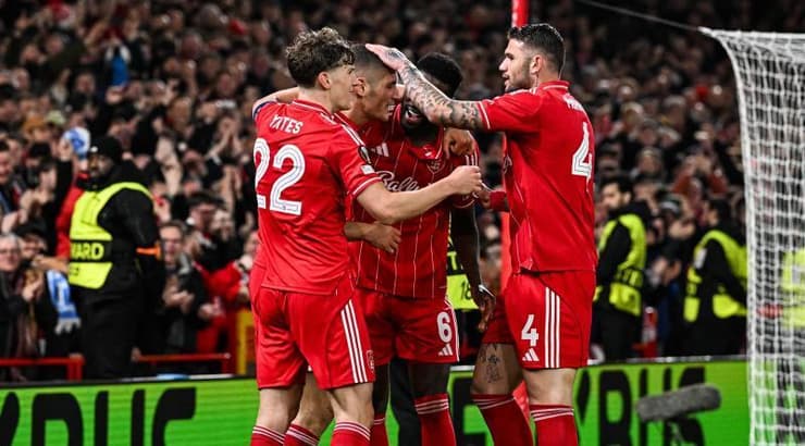 שחקני נוטינגהאם פורסט חוגגים