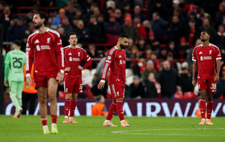 סלאח ושחקני ליברפול שבורים אחרי ההפסד המשפיל (צילום: REUTERS/Phil Noble) סלאח ושחקני ליברפול שבורים אחרי ההפסד המשפיל