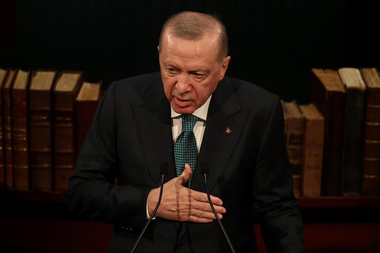 נשיא טורקיה ארדואן נואם מול האפיפיור ליאו ה-14 ב אנקרה