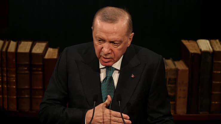 ארדואן. ספק גדול אם סוריה תסכים להתחייב למנוע התבססות טורקית בשטחה (צילום: Chris McGrath/Getty Images) נשיא טורקיה ארדואן נואם מול האפיפיור ליאו ה-14 ב אנקרה