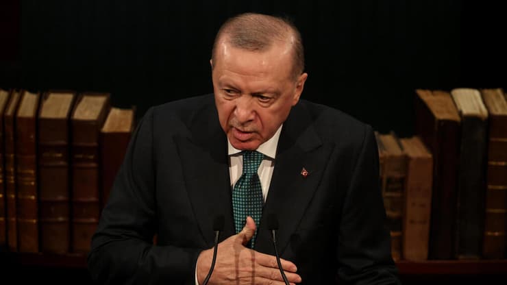 ארדואן. רואה בסוריה אזור השפעה ייחודי שלו, שבו הוא יכול וזכאי להכתיב מדיניות (צילום: Chris McGrath/Getty Images) נשיא טורקיה ארדואן נואם מול האפיפיור ליאו ה-14 ב אנקרה