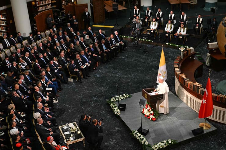 האפיפיור ליאו ה-14 ב אנקרה טורקיה נאום בארמון הנשיאות מול ארדואן