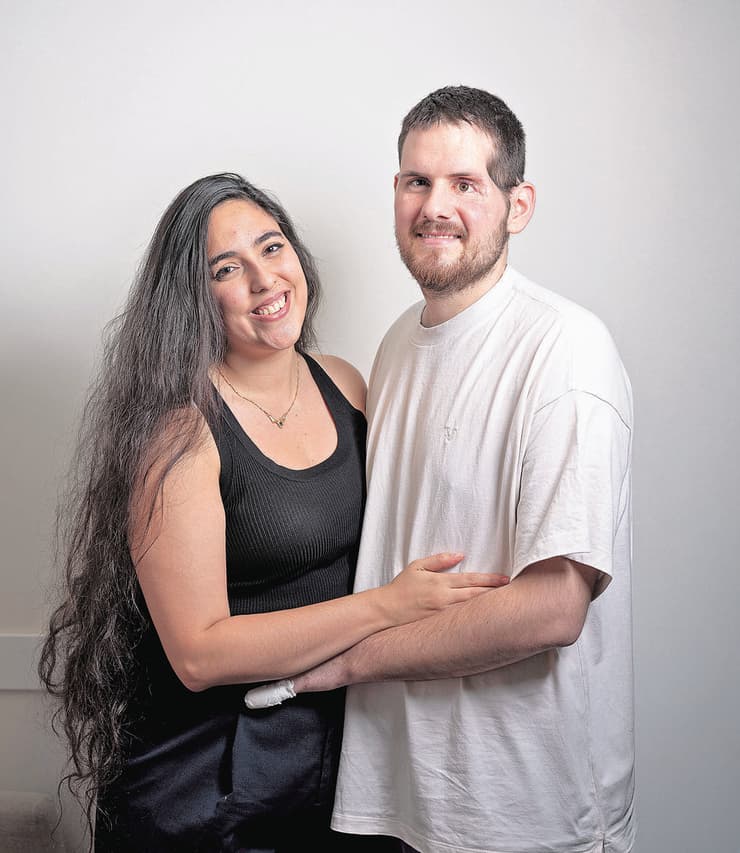 סער גנור גולדשטיין עם בת זוגו אדל