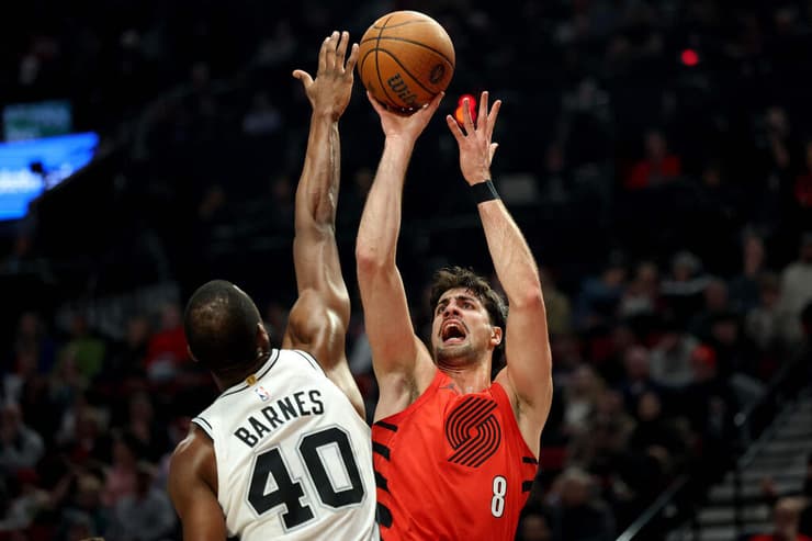 אבדיה קולע מעל בארנס. שיא עונתי מרשים (צילום: Steph Chambers / GETTY IMAGES NORTH AMERICA / AFP) דני אבדיה