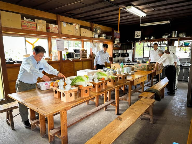 הכנת מנחות לאלים. יותר מאוחר הן ילקחו למקדש