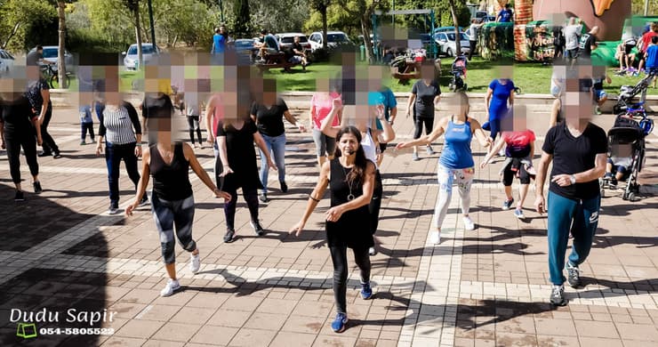 איריס ניפוסי בפעילות