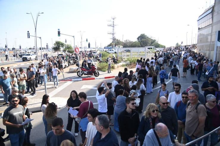 תור ענק לחידוש תוקף דרכון פורטוגלי בסינמה סיטי גלילות