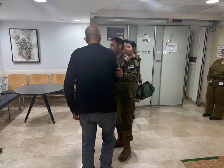 מפקד פיקוד המרכז אבי בלוט בביקור החיילים שנפצעו בבית החולים שיבא