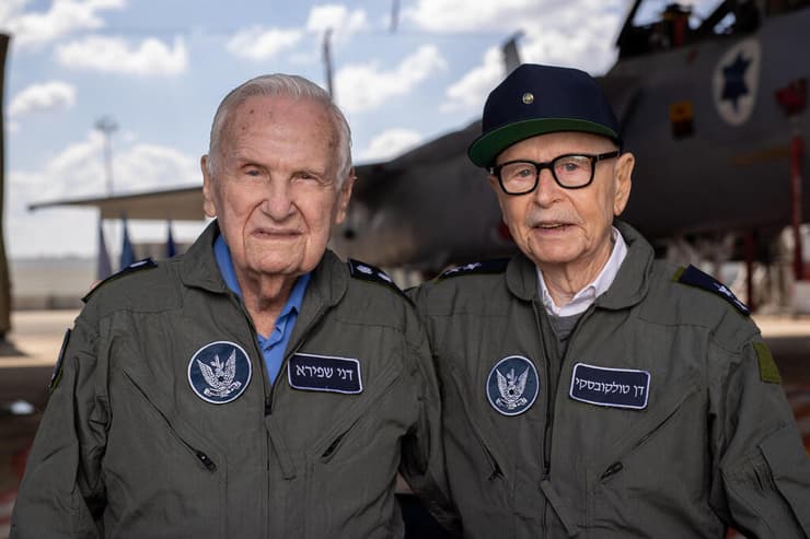 מימין  דן טולקובסקי בן 100 לשעבר מפקד חיל האויר בין השנים 1953 - 1958 דני שפירא בן 96 לשעבר טייס ב חיל האויר  מפגש איחוד ה טייסים ה ראשונים של חיל האויר הישראלי ב בסיס תל נוף