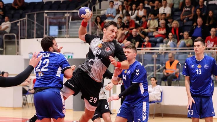 איבן קראצ'יץ' מהפועל ראשון לציון מול מילאן גוסטוביץ, דניס ינקובסקי ואראל צייטלר מהרצליה