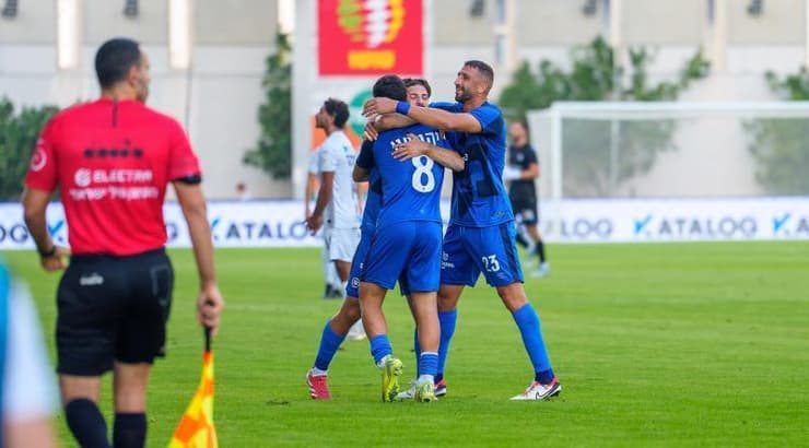 שחקני מכבי פתח תקווה חוגגים