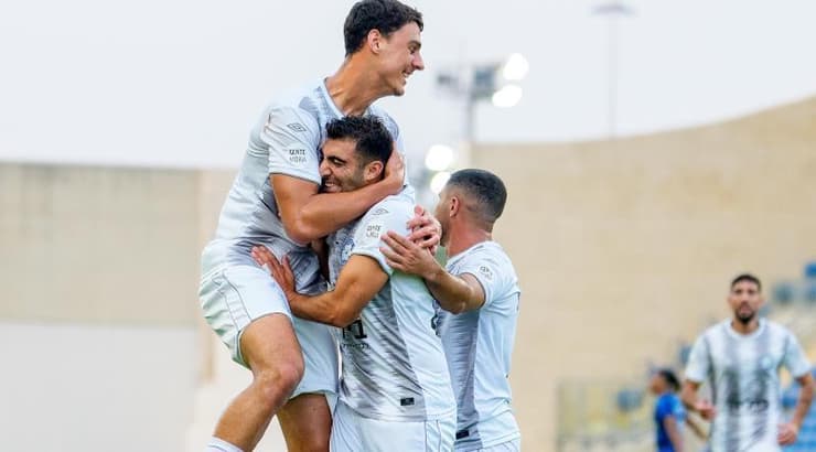 שחקני קריית ים חוגגים