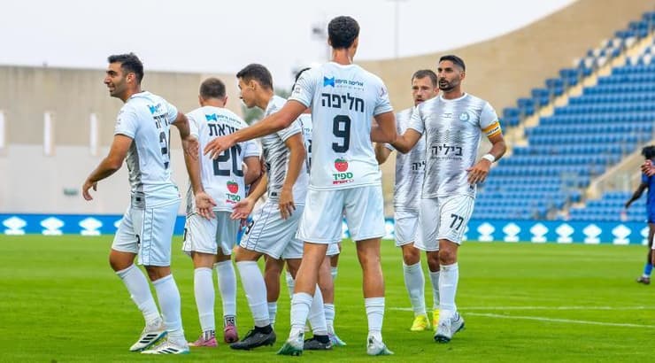 שחקני קריית ים חוגגים