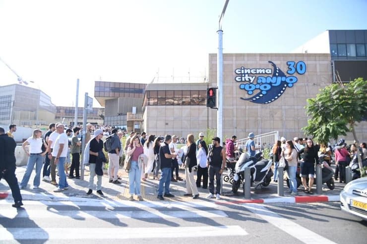 תור ענק לחידוש תוקף דרכון פורטוגלי בסינמה סיטי גלילות