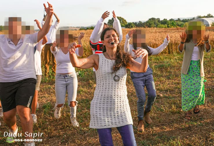 איריס ניפוסי בפעילות עם ילדים מיוחדים