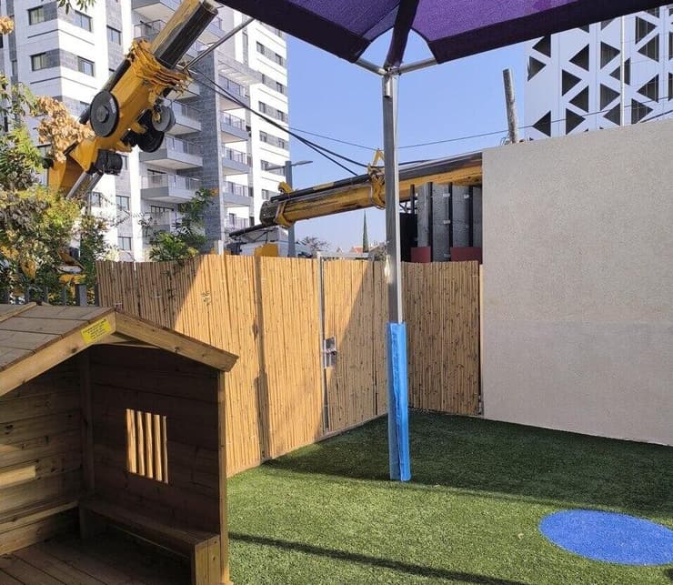 מנוף קרס בסמוך לגן ילדים בגבעת שמואל, ללא נפגעים