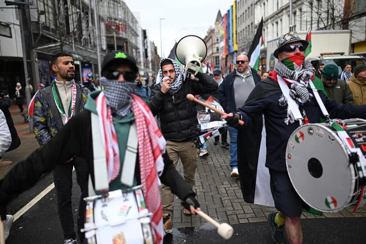 הפגנה מפגינים פרו פלסטינים בלפסט צפון אירלנד