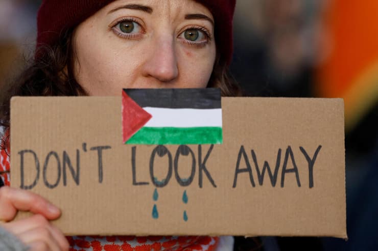 הפגנה מפגינים פרו פלסטינים דבלין אירלנד