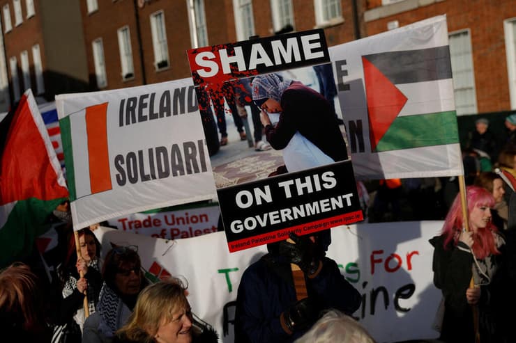 הפגנה מפגינים פרו פלסטינים דבלין אירלנד