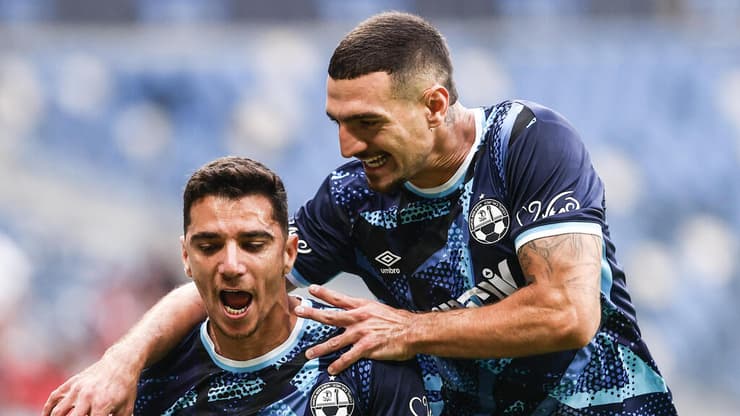 בהשוואה למכבי מדובר באידיליה. דן ביטון חוגג עם אור בולריאן (צילום: גיל נחושתן) הפועל חיפה הפועל באר-שבע דן ביטון אור בולריאן