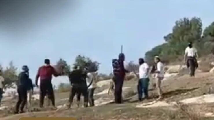 תיעוד: מתנחלים תוקפים פלסטינים בדרום בית לחם
