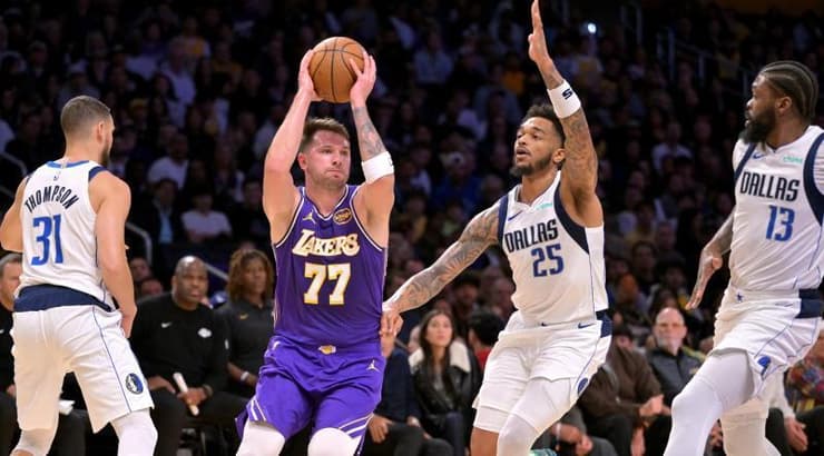 להט מול האקסית. דונצ'יץ' מוקף בשחקני דאלאס (רויטרס) להט מול האקסית. דונצ'יץ' מוקף בשחקני דאלאס