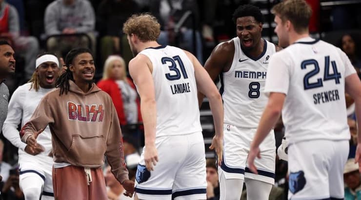 שחקני ממפיס חוגגים (רויטרס) שחקני ממפיס חוגגים