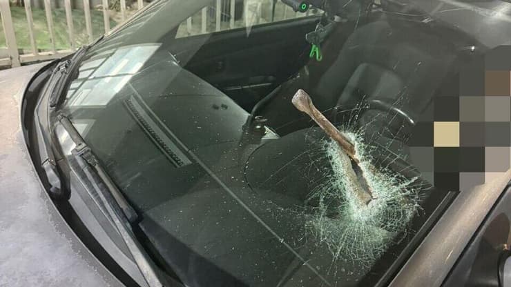 הרכב שנפגע בכביש 5 (צילום: הצלה יו"ש) מוט ברזל שהושלך על רכב כביש 5