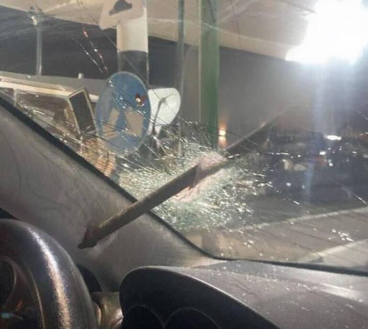 צילום: לפי סעיף 27א' לזכויות יוצרים מוט ברזל שהושלך על רכב כביש 5
