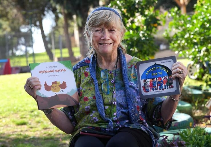 "יש לנו קבוצה של כל הסבתות". ברכה גץ (צילום: אפי שריר) סבתא ברכה מקריאה סיפור לילדי גן בישוב דלתון
