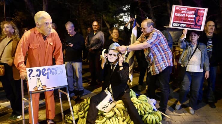 הפגנה מול ביתו של נשיא המדינה יצחק הרצוג בת"א נגד החנינה שהגי ראש הממשלה בנימין נתניהו