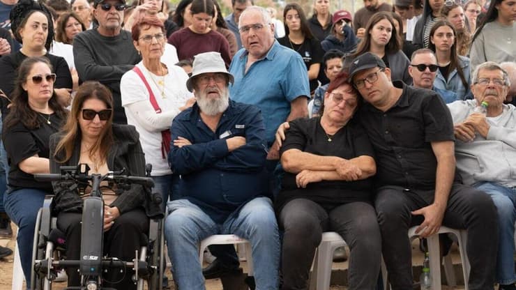 אלעד, דורית יובל, ודנה אור, משפחתו של דרור אור ז"ל בהלווייתו שבקיבוץ בארי 