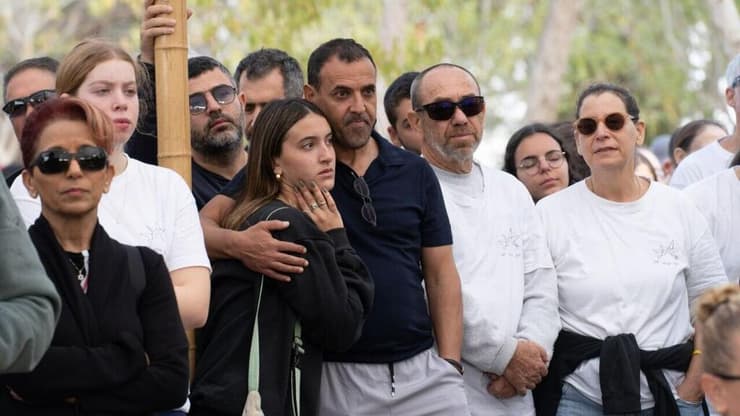 שורד השבי אלי שרעבי בהלווייתו של דרור אור ז"ל בהלווייתו שבקיבוץ בארי 