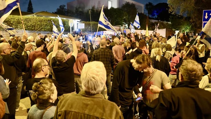 הפגנה מול ביתו של נשיא המדינה יצחק הרצוג בת"א נגד החנינה שהגי ראש הממשלה בנימין נתניהו