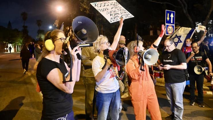 הפגנה מול ביתו של נשיא המדינה יצחק הרצוג בת"א נגד החנינה שהגי ראש הממשלה בנימין נתניהו