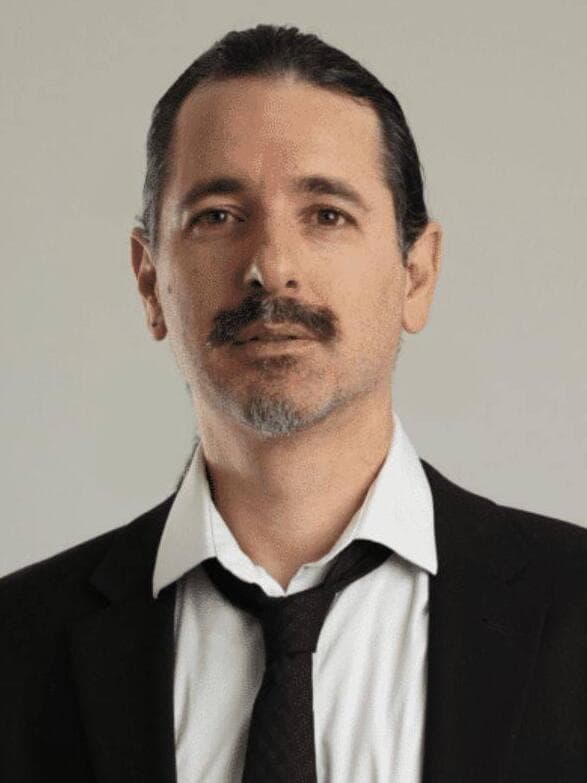 עורך הדין אביב אזרד