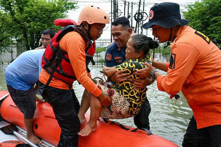 פינוי תושבים סומטרה אינדונזיה הצפות שיטפונות
