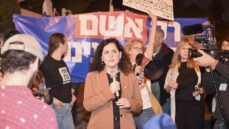 הפגנה מול ביתו של נשיא המדינה יצחק הרצוג בת"א נגד החנינה שהגי ראש הממשלה בנימין נתניהו