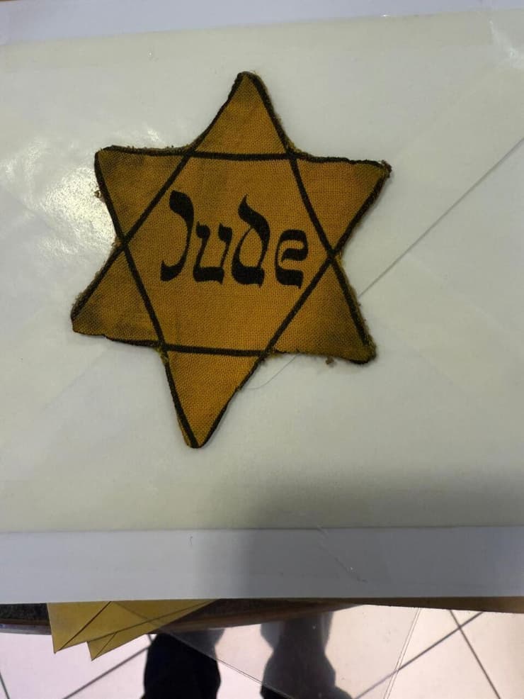 פריטים שהיו מועמדים למכירה בגרמניה והובאו לארץ