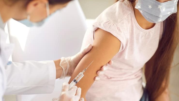 שני בכירים ב-FDA טוענים שחיסוני הקורונה קשורים למותם של ילדים (צילום: Shutterstock) חיסונים