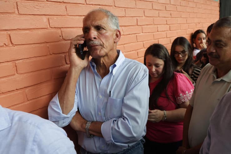אספורה ממתין בתור לקלפי בבירה טגוסיגלפה כדי להצביע (צילום: Lucas AGUAYO / AFP) בחירות הונדורס מועמד נאסרי אספורה