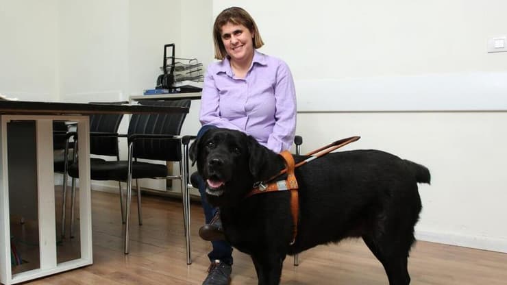 לירון ארצי עורכת דין עיוורת שמתנהלת בבתי המשפט עם כלב נחיה