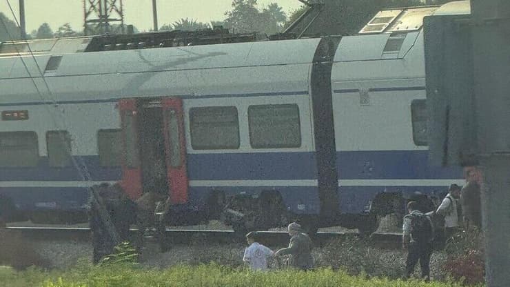 נוסעים עוזבים את קרון הרכבת שעצרה  באמצע הדרך