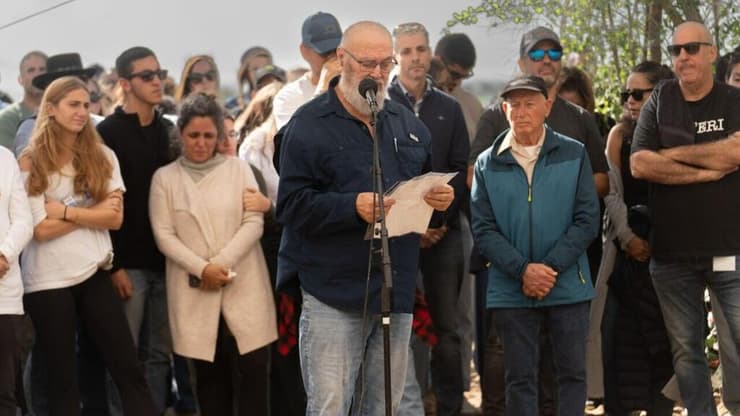 יובל אור,  אביו של דרור אור ז"ל בהלווייתו שבקיבוץ בארי 