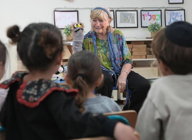 "חוויה בין-דורית שנותנת גם לנו וגם לילדים זמן משמעותי" (צילום: אפי שריר) סבתא ברכה מקריאה סיפור לילדי גן בישוב דלתון