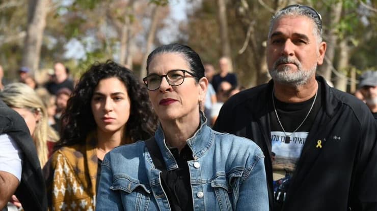 איציק, טליק ושירה גואילי בהלוויתו של החלל החטוף דרור אור ז"ל בקיבוץ בארי 