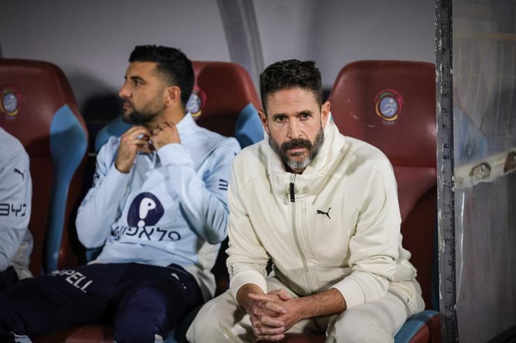 דן רומן מאמן זמני מכבי ת"א נגד מ.ס אשדוד 